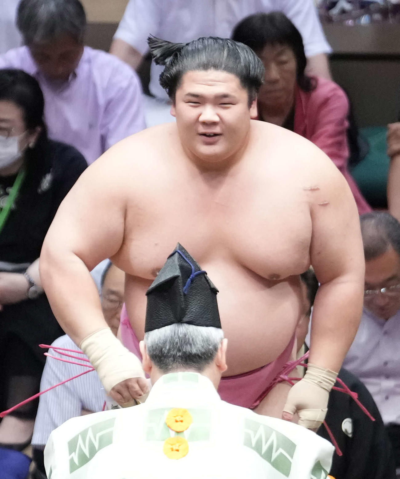 笑顔で勝ち名乗りを受ける宇良（撮影・小沢裕）