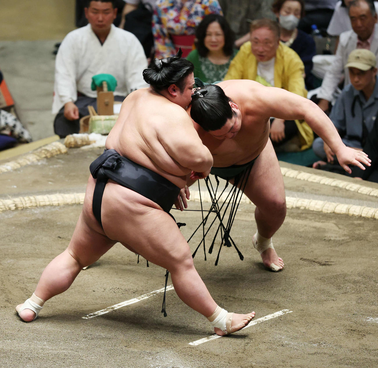 突き落としで錦木（右）を破る貴景勝（撮影・宮地輝）