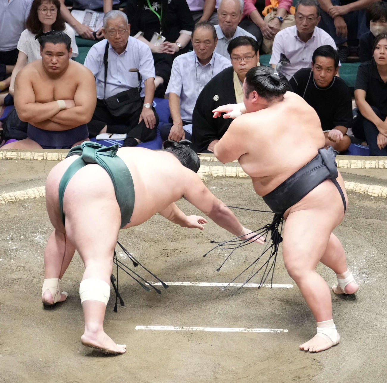 貴景勝（右）は錦木を突き落としで破る（撮影・小沢裕）