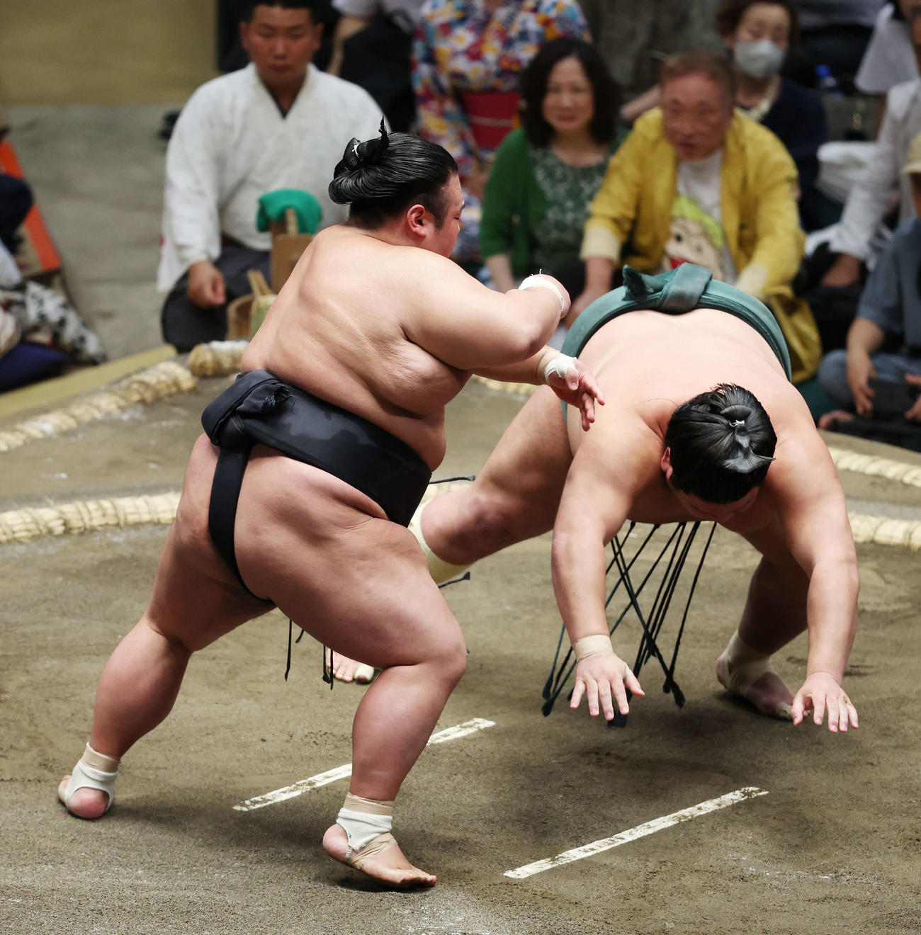 突き落としで錦木（右）を破る貴景勝（撮影・宮地輝）