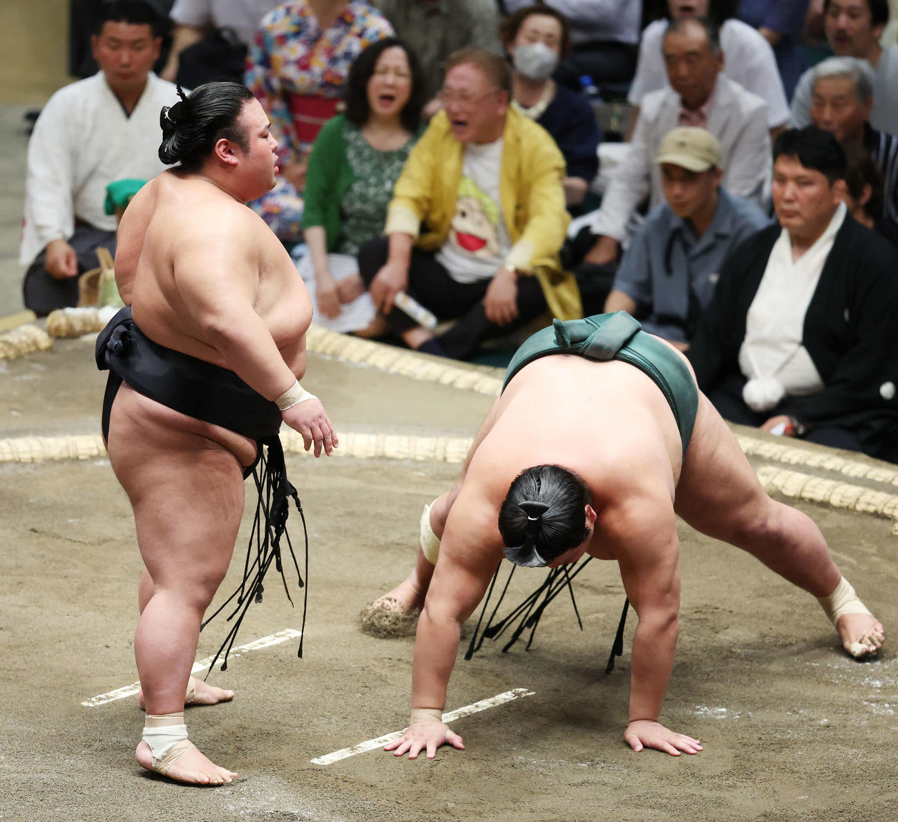 突き落としで錦木（右）を破る貴景勝（撮影・宮地輝）