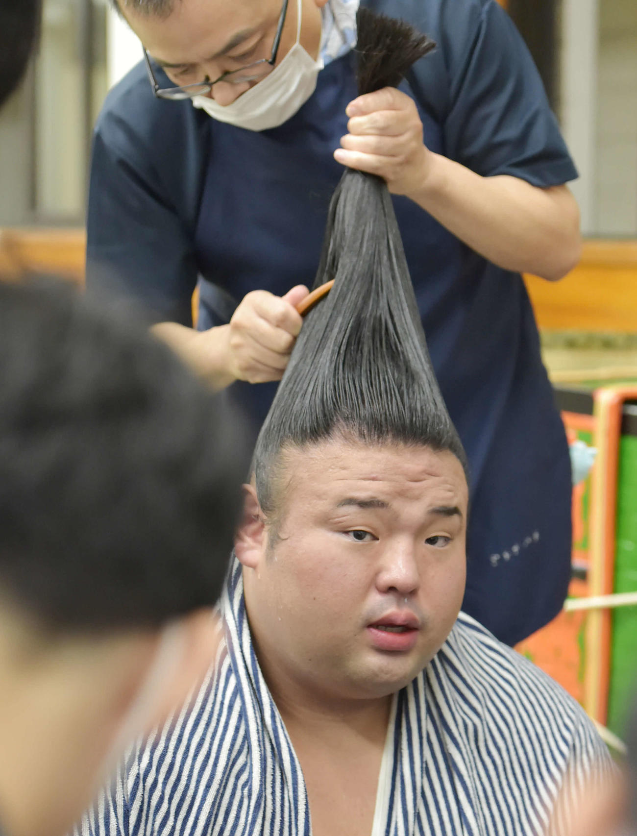 支度部屋で囲み取材に臨む貴景勝