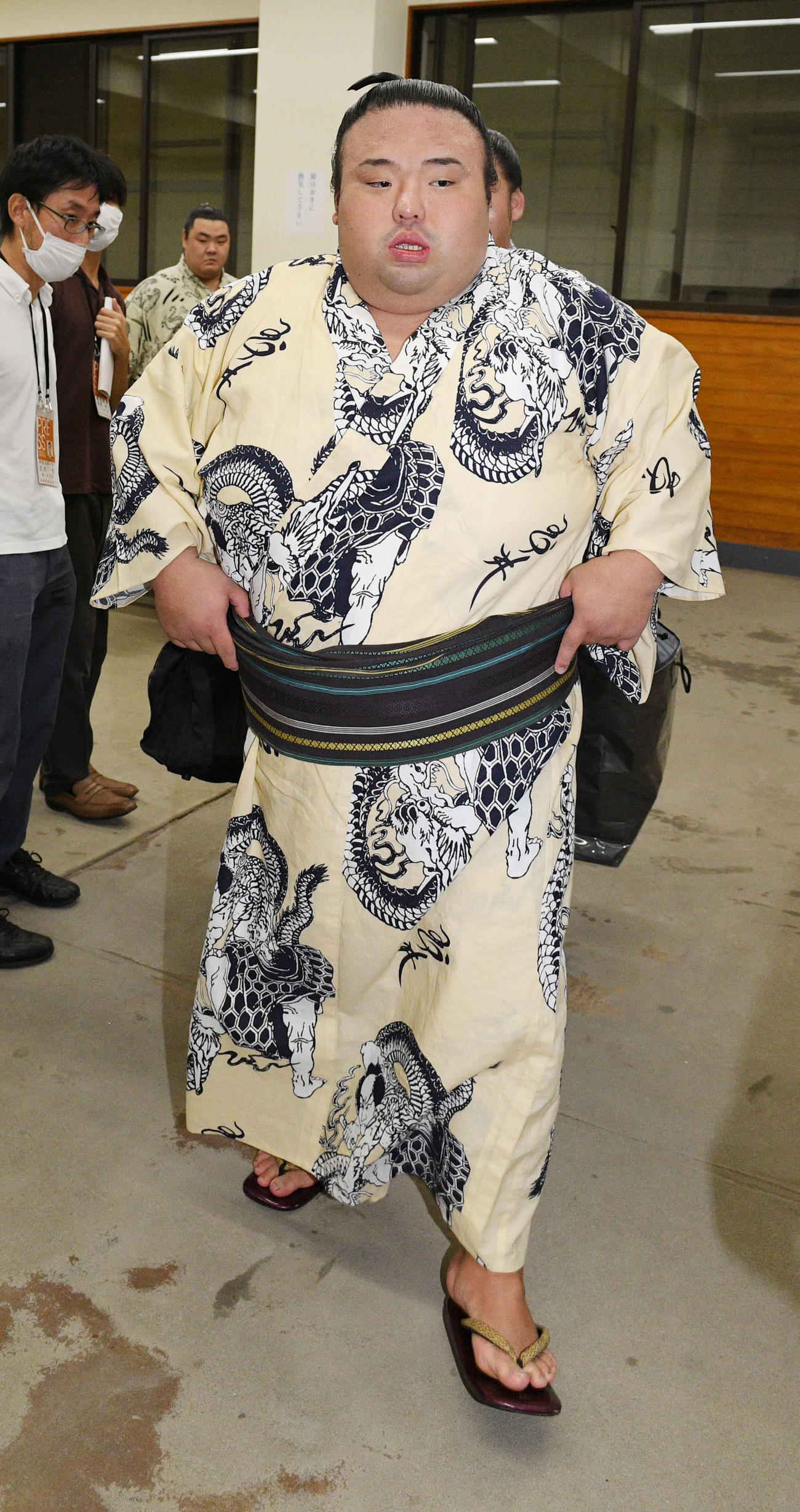 支度部屋を引き揚げる貴景勝