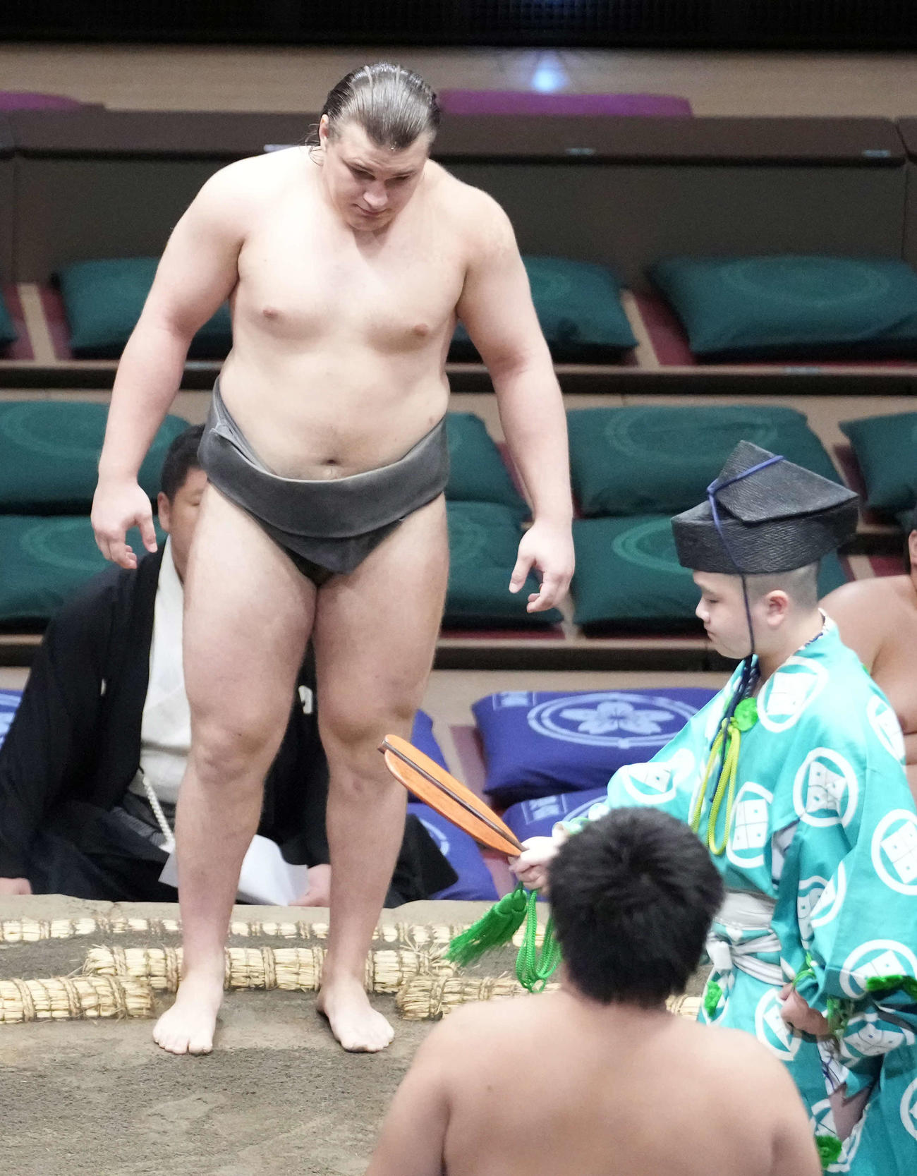 前相撲に臨むウクライナ出身の安青錦（撮影・小沢裕）