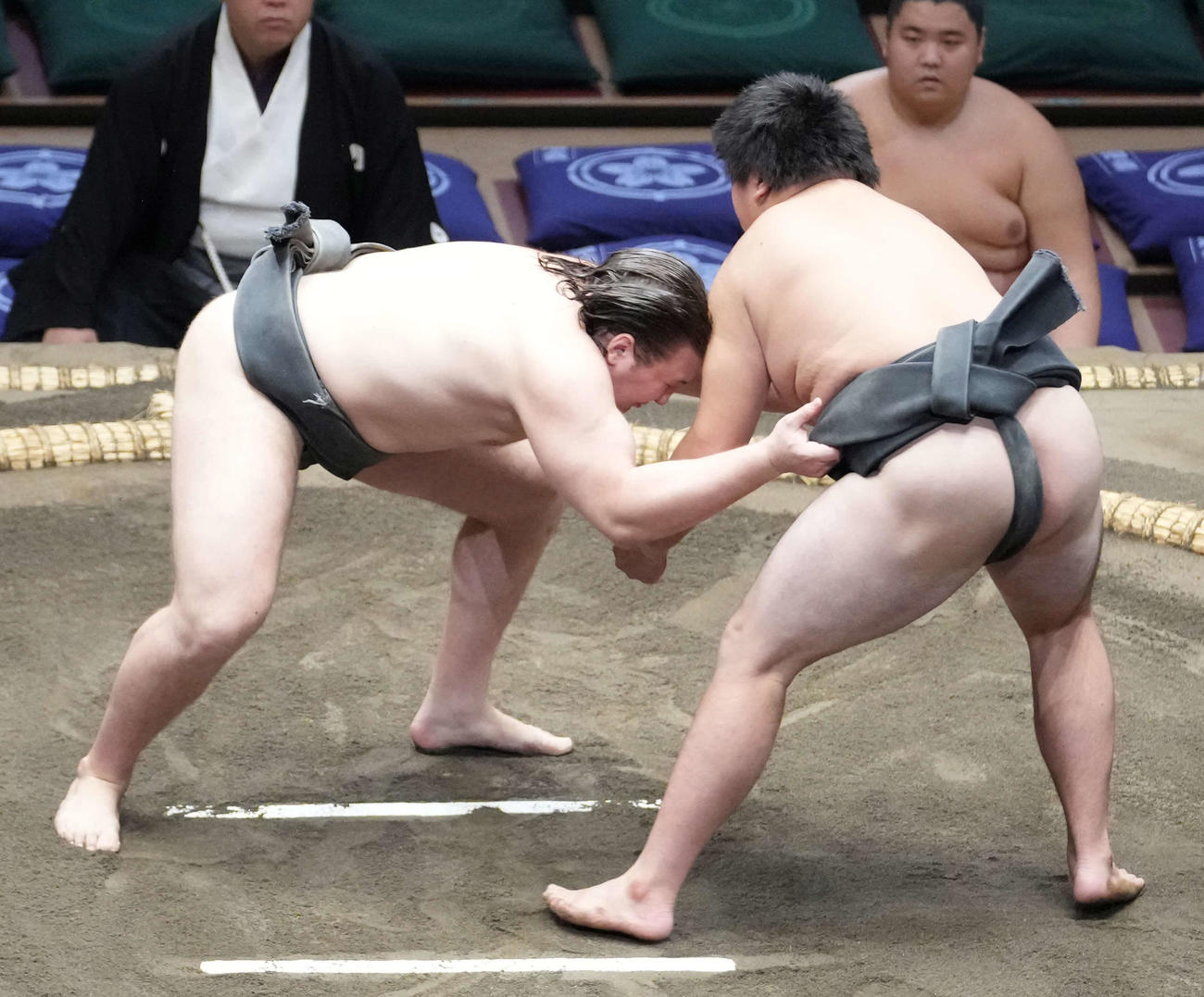 前相撲に臨むウクライナ出身の安青錦（左）（撮影・小沢裕）