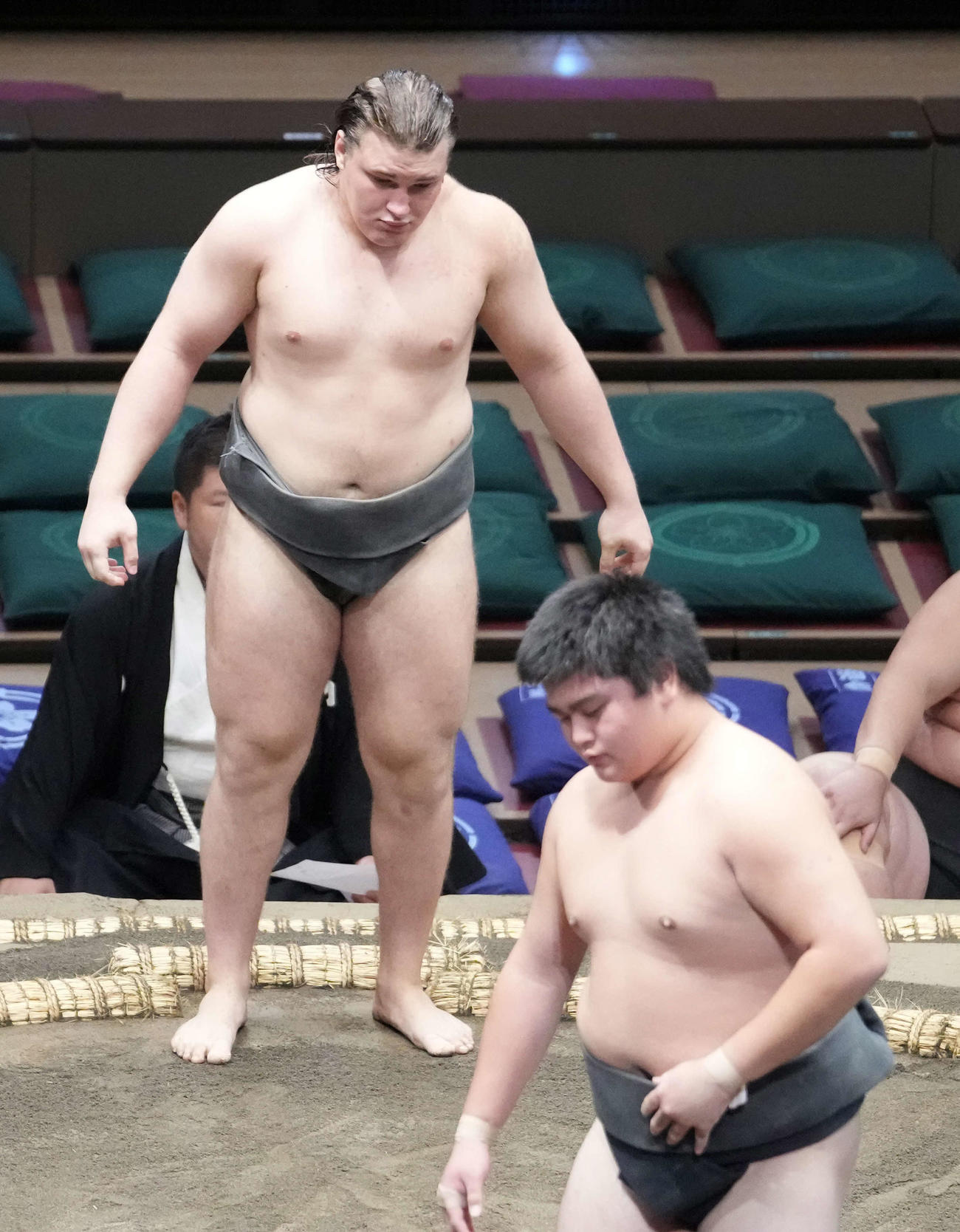 前相撲で山田（手前）を寄り切りで破るウクライナ出身の安青錦（撮影・小沢裕）
