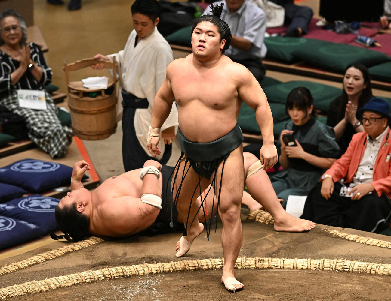 朝紅龍（手前）は英乃海を寄り倒しで破る（撮影・滝沢徹郎）　