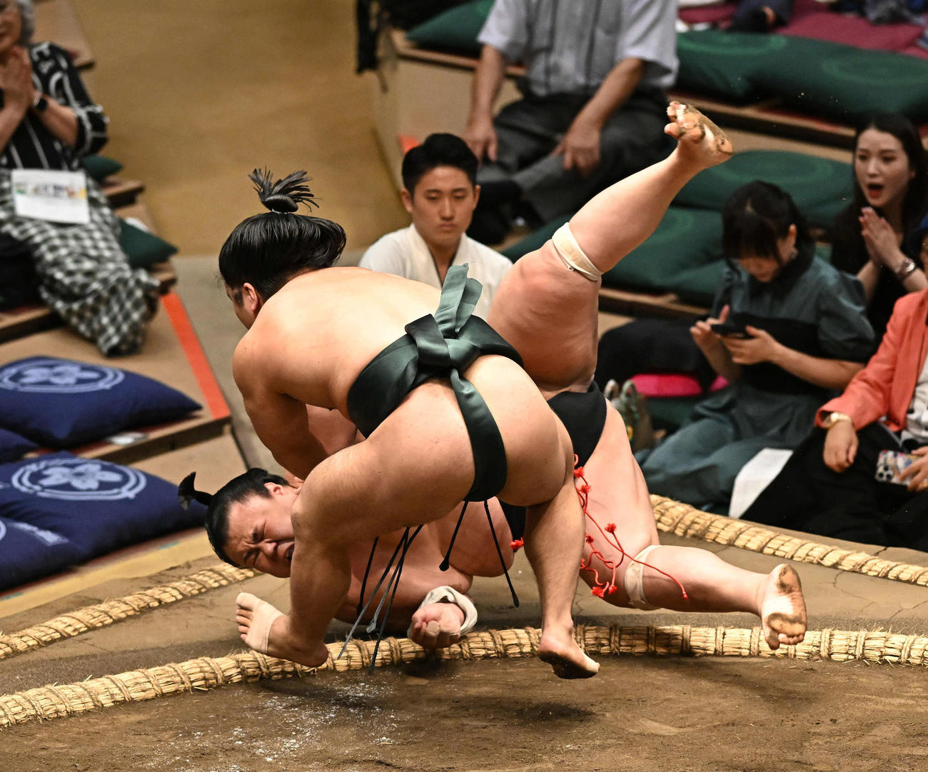 朝紅龍（手前）は英乃海を寄り倒しで破る（撮影・滝沢徹郎）　