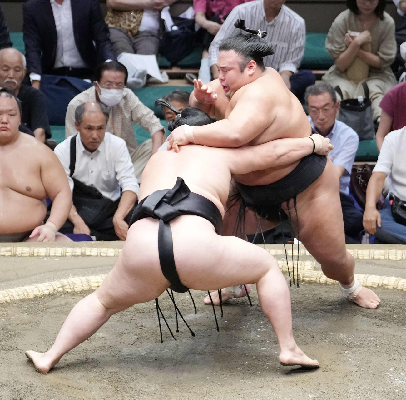 貴景勝は明生（左）を突き落としで破る（撮影・小沢裕）