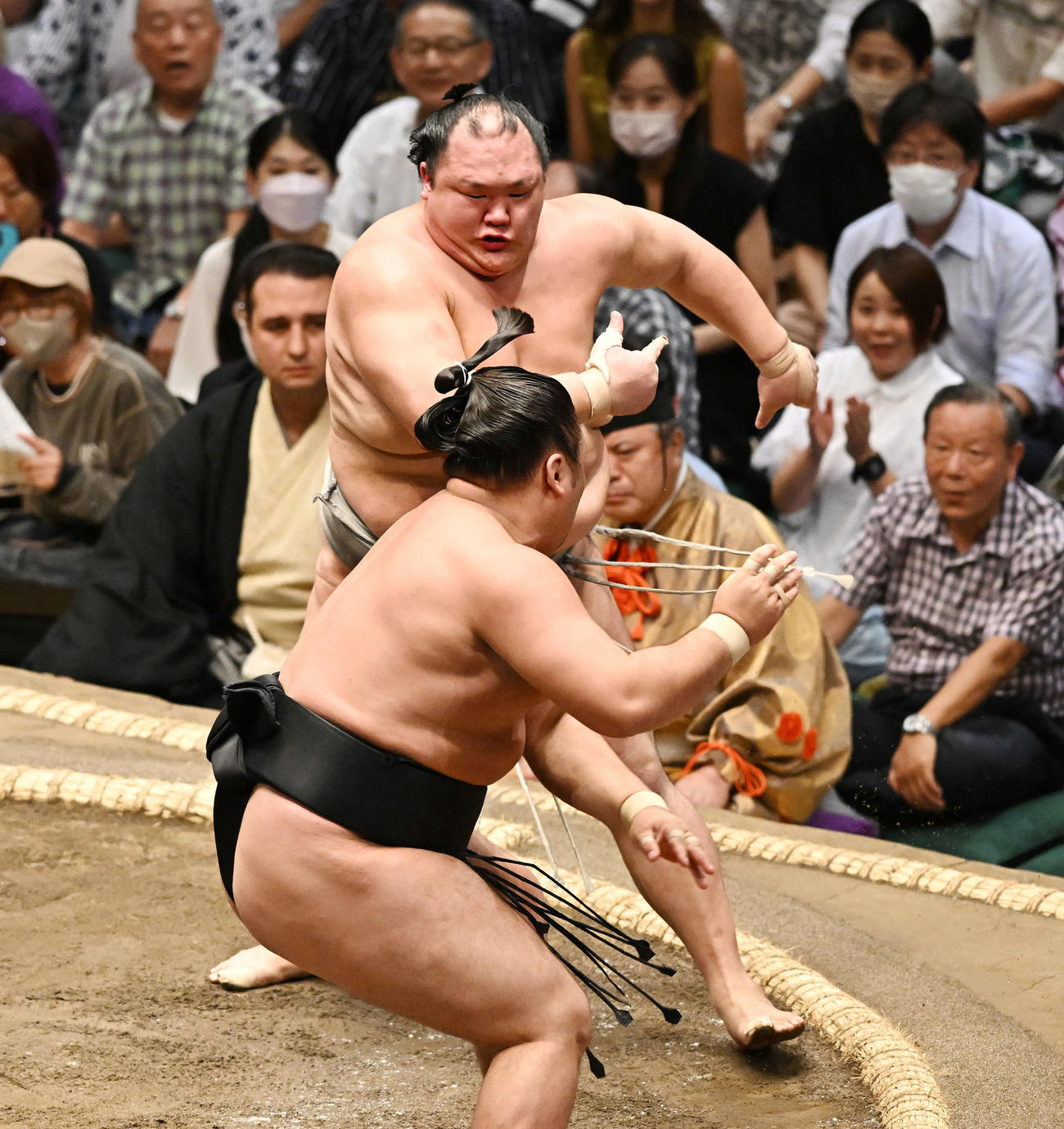 土俵際で北勝富士（後方）は霧島の攻めを耐える（撮影・滝沢徹郎）　