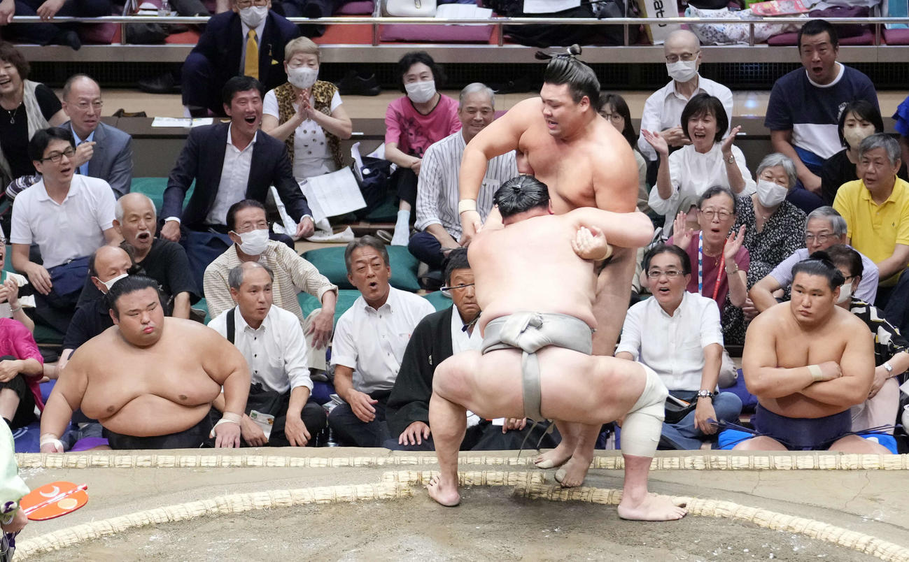 北勝富士（手前）は霧島を寄り切りで破り、初日から貴景勝（左）、豊昇龍（右）の3大関を破る3連勝を飾った（撮影・小沢裕）