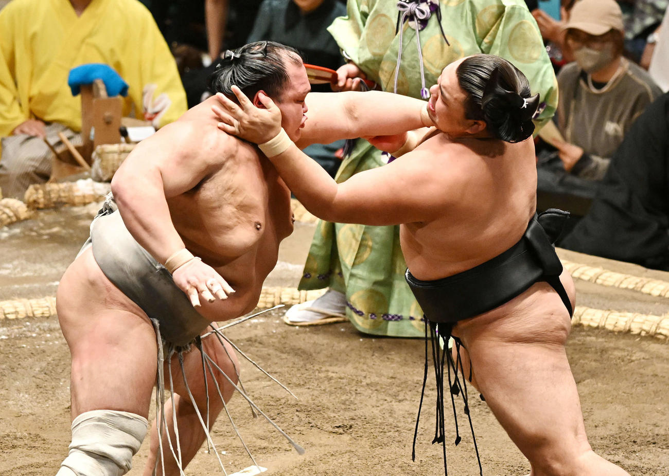 北勝富士（左）は霧島を攻める（撮影・滝沢徹郎）　