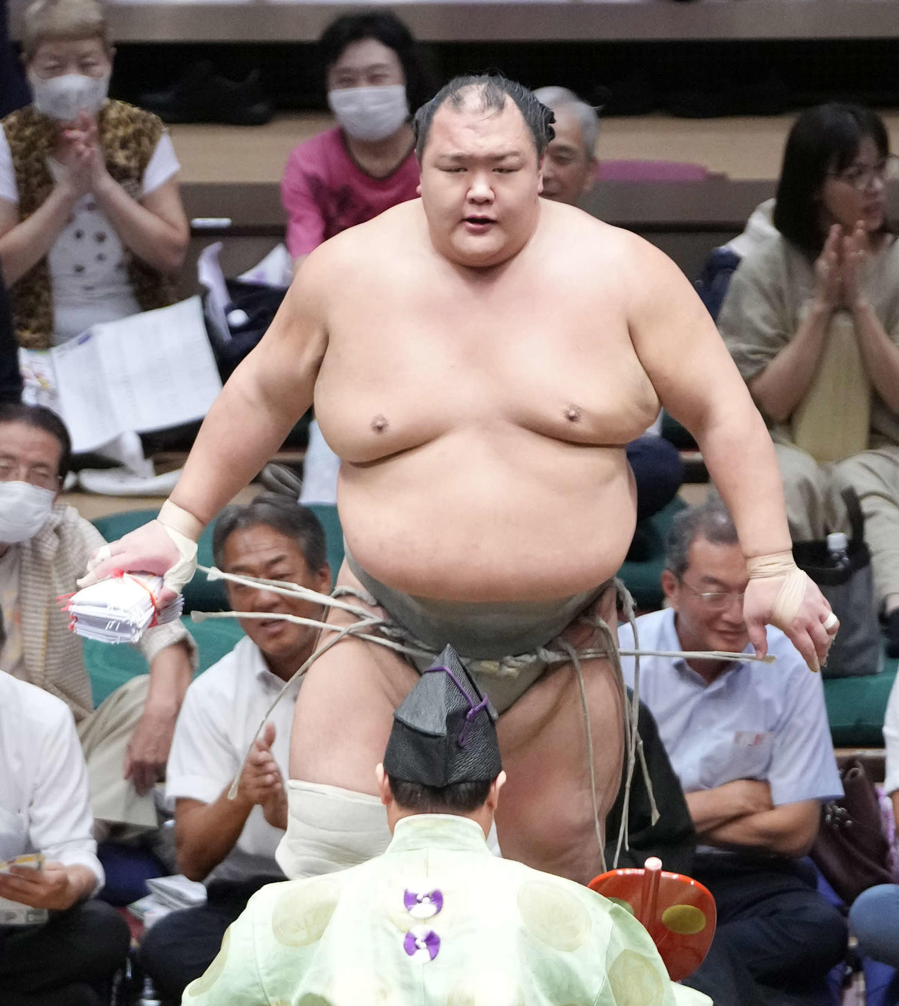 懸賞金を手にする北勝富士（撮影・小沢裕）