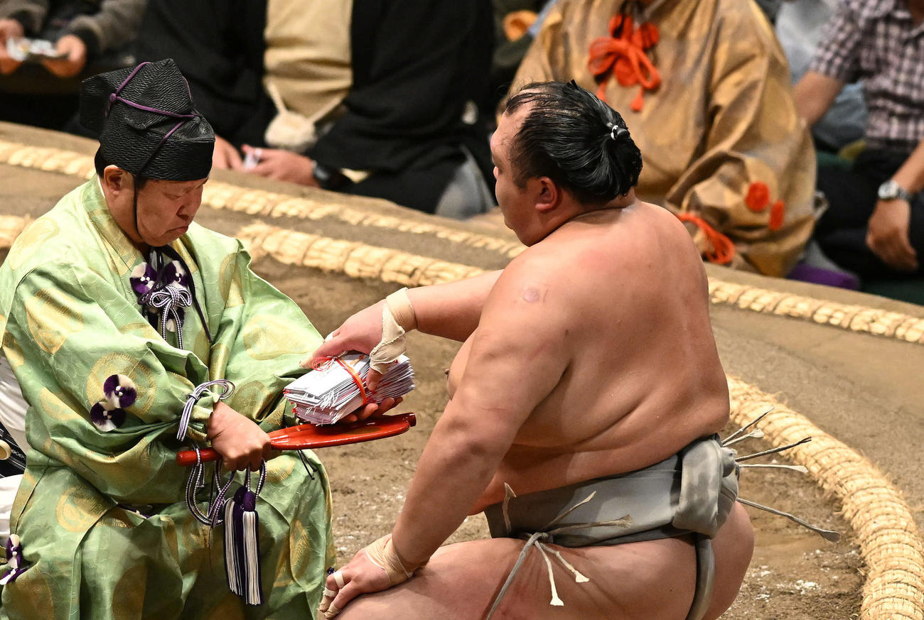 北勝富士は霧島を破り懸賞を受け取る（撮影・滝沢徹郎）　