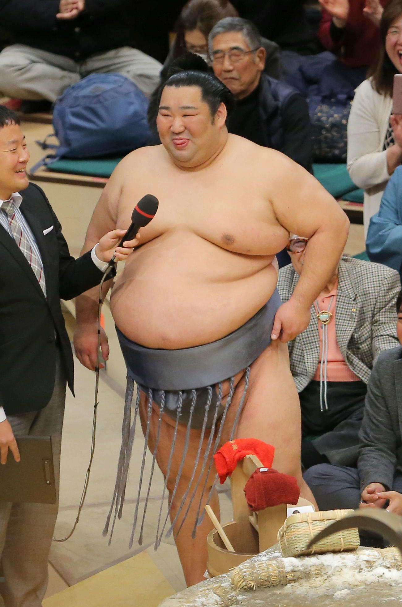 優勝インタビューで笑顔を浮かべる徳勝龍（2020年1月26日撮影）