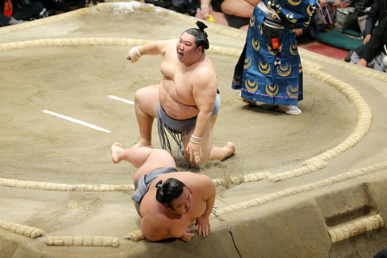 20年1月、貴景勝（下）を寄り切りで破り幕内優勝を決める徳勝龍