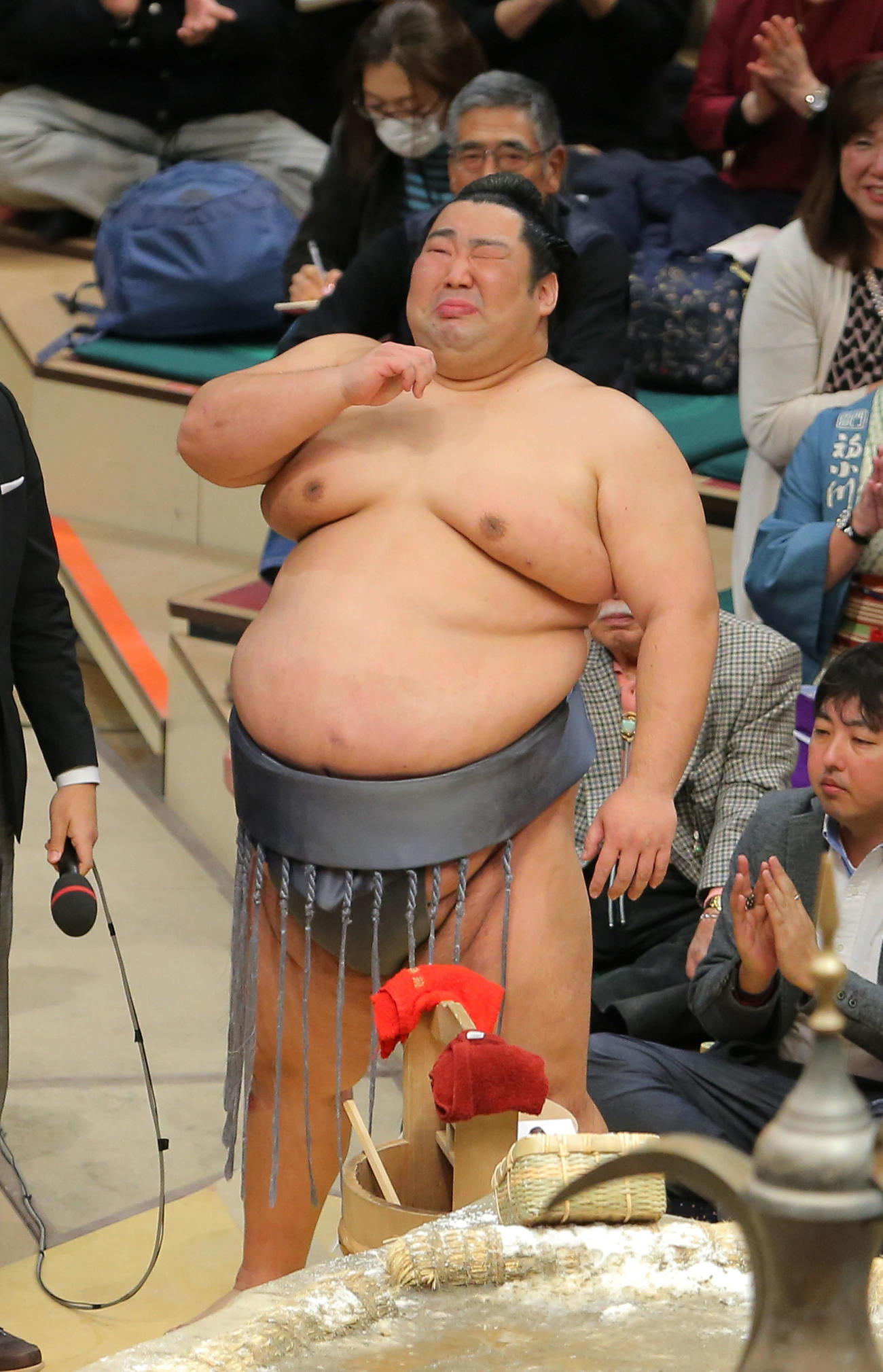 優勝インタビューで、亡き恩師で近大の伊藤監督に向けメッセージを送り涙ぐむ徳勝龍（2020年1月26日撮影）