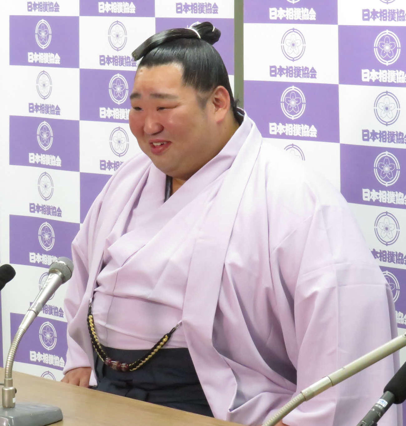 引退会見で笑顔を見せながら初優勝当時を振り返った徳勝龍