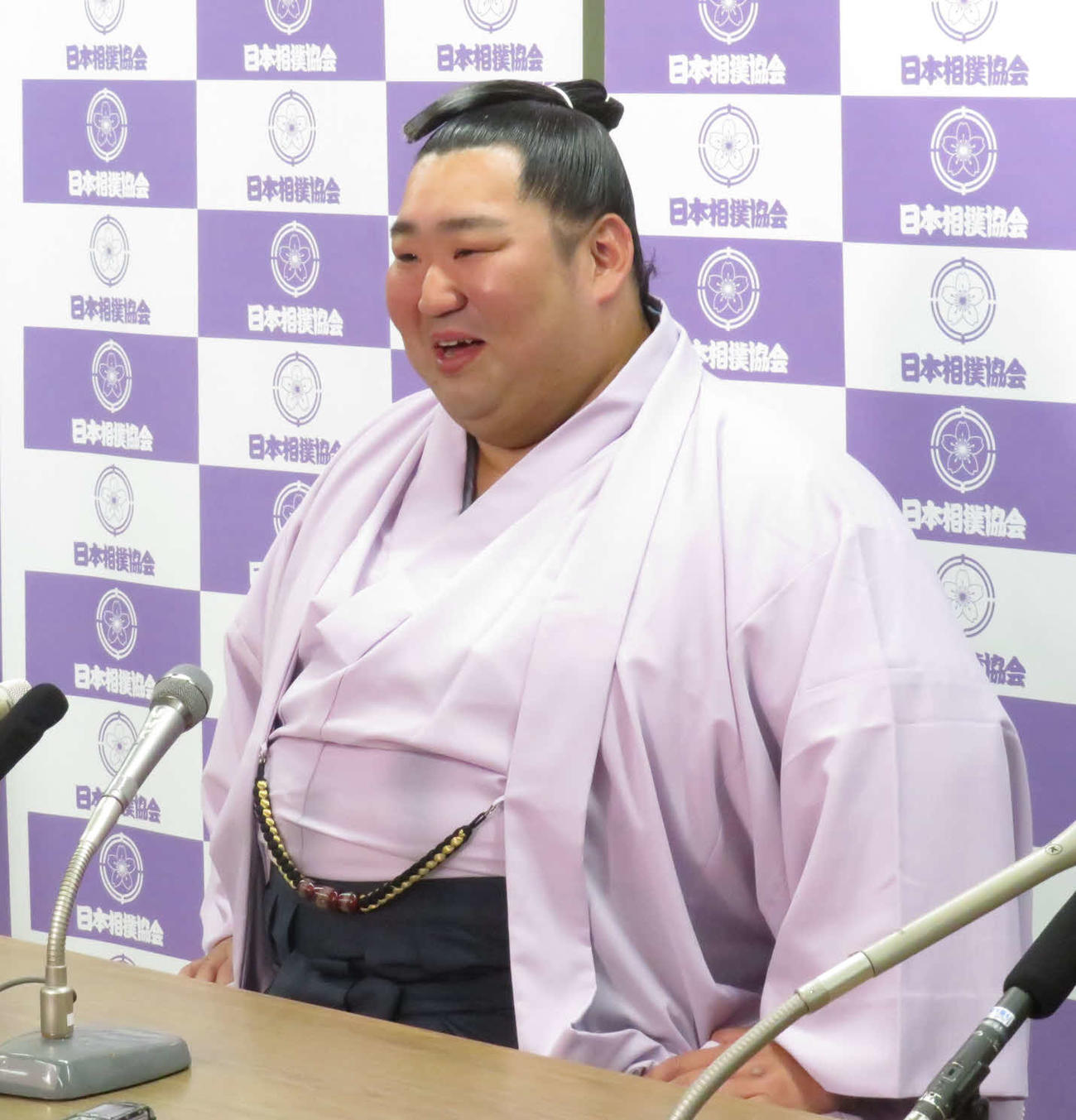 引退会見で笑顔を見せながら初優勝当時を振り返った徳勝龍