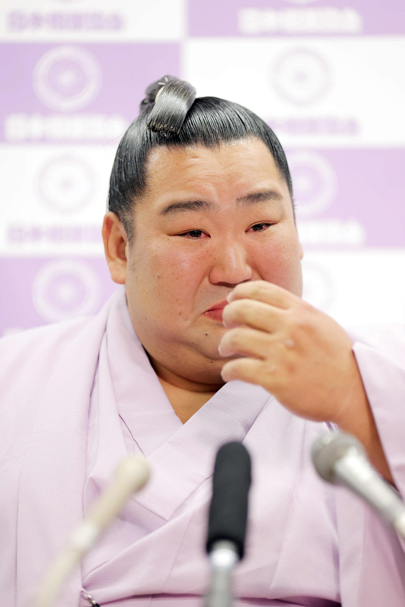 引退会見で感極まる徳勝龍