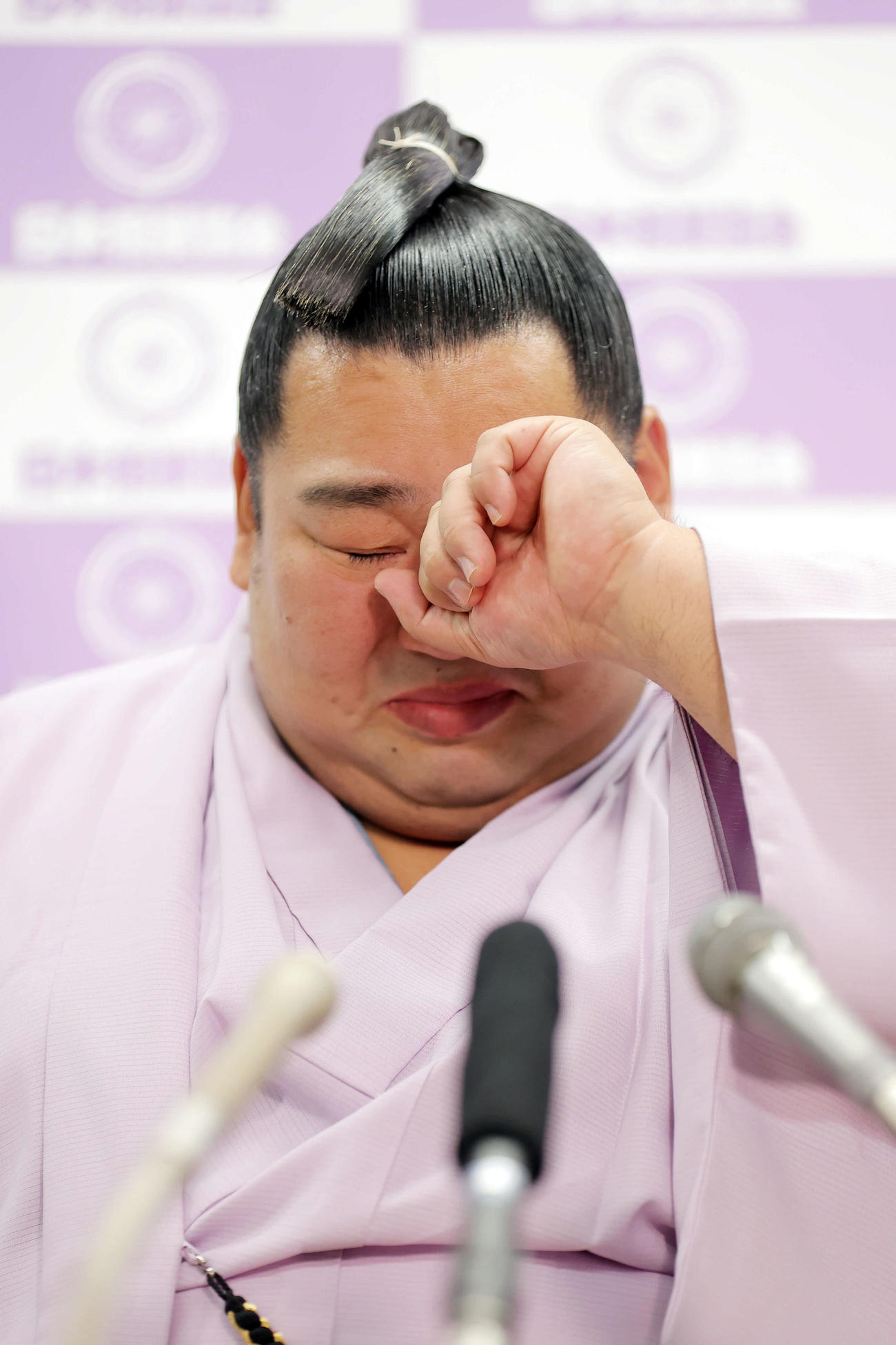 引退会見で感極まる徳勝龍