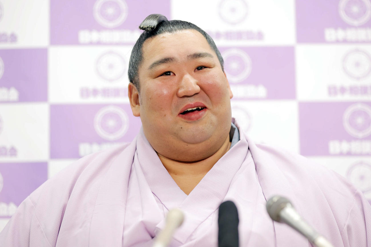 引退会見する徳勝龍