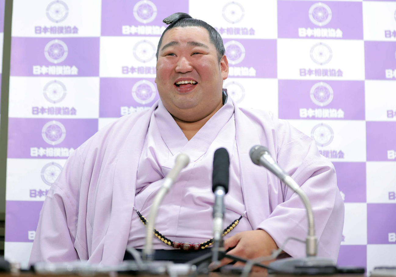 引退会見する徳勝龍