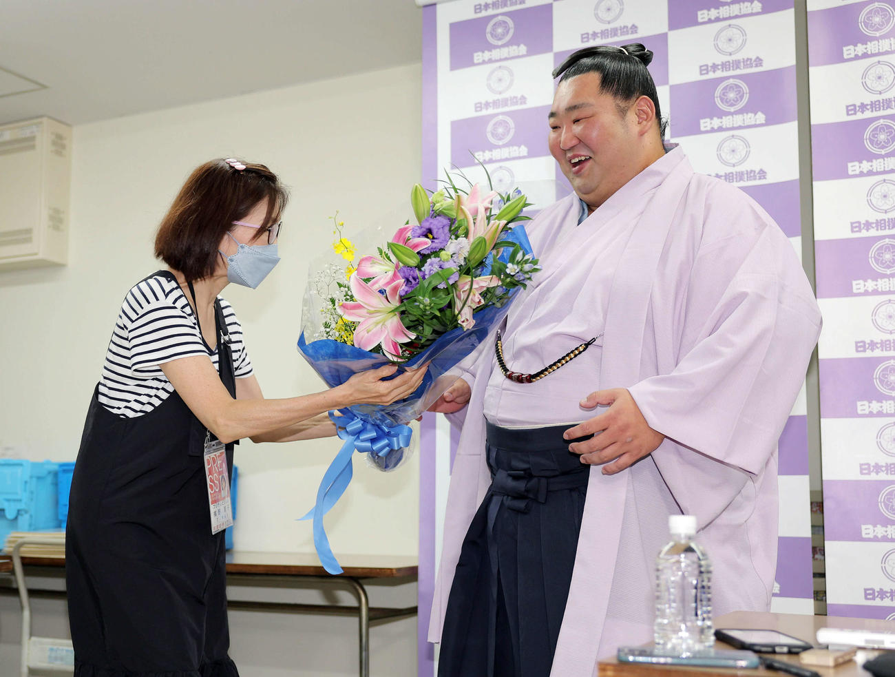 引退会見で花束を受け取る徳勝龍