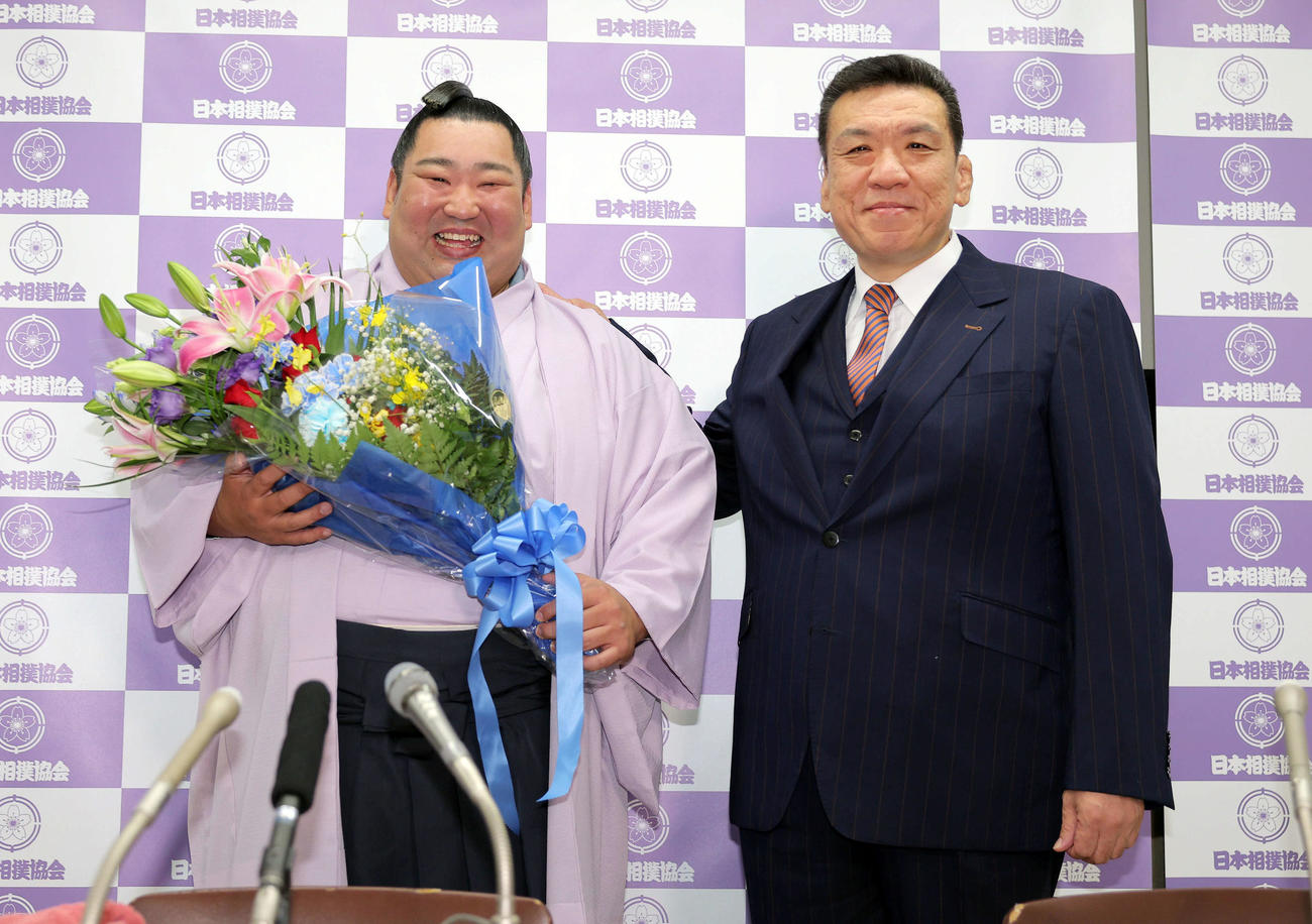 引退会見で記念撮影する徳勝龍（左）と木瀬親方