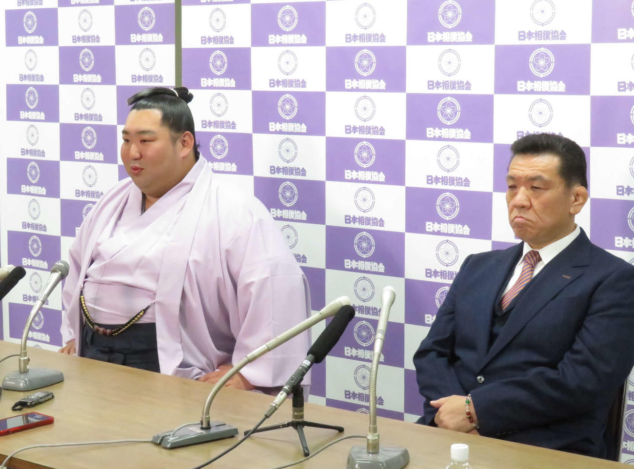 師匠の木瀬親方（右）と並んで引退会見を行った徳勝龍