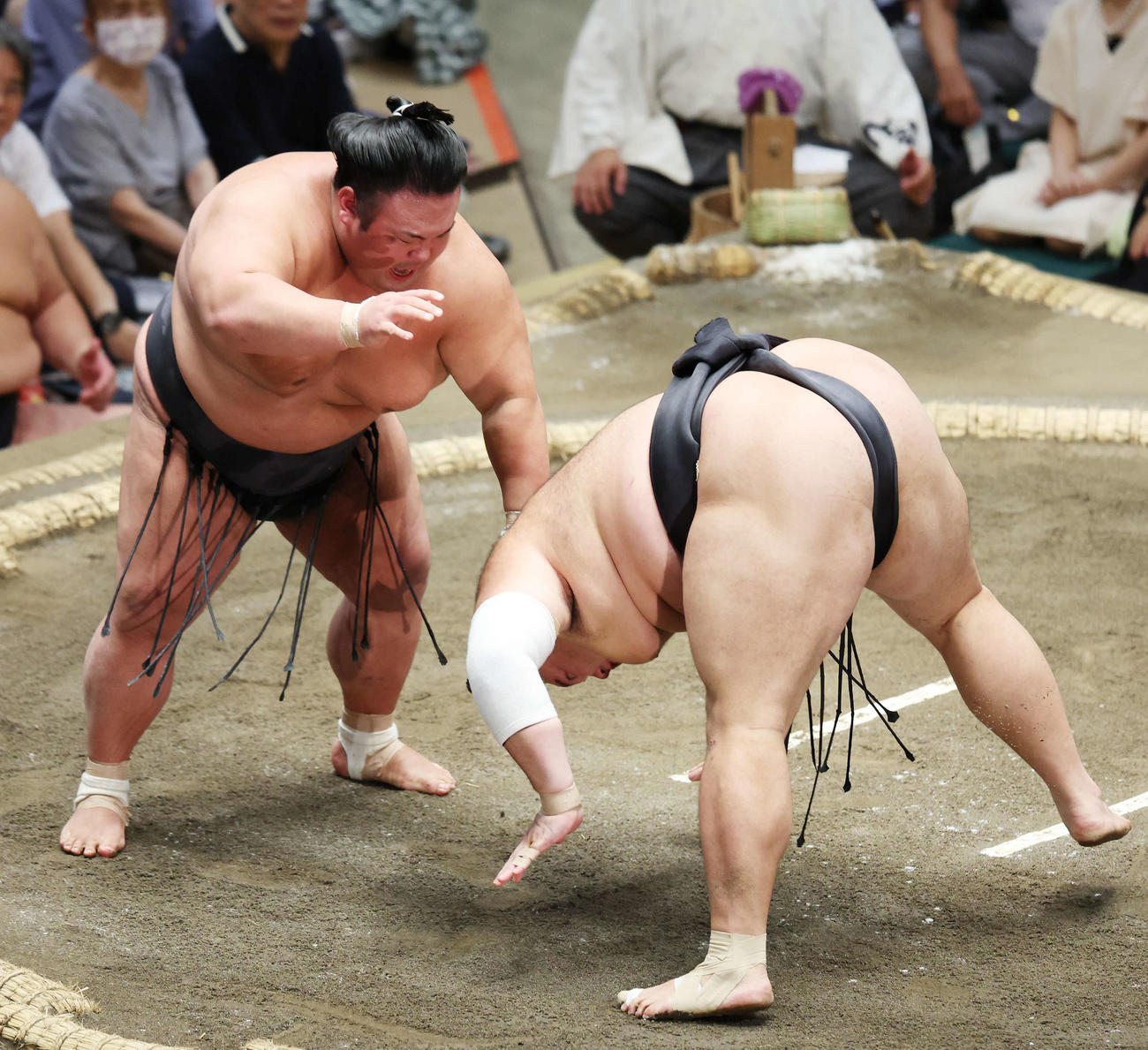 はたき込みで朝乃山（右）を破る貴景勝（撮影・宮地輝）