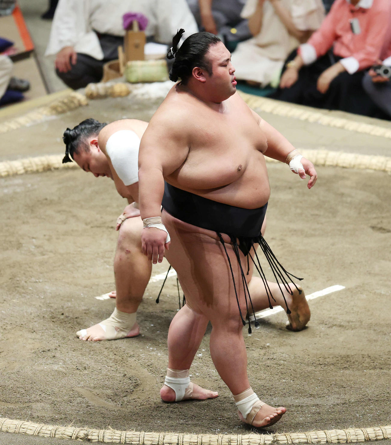 はたき込みで朝乃山（後方）を破った貴景勝（撮影・宮地輝）