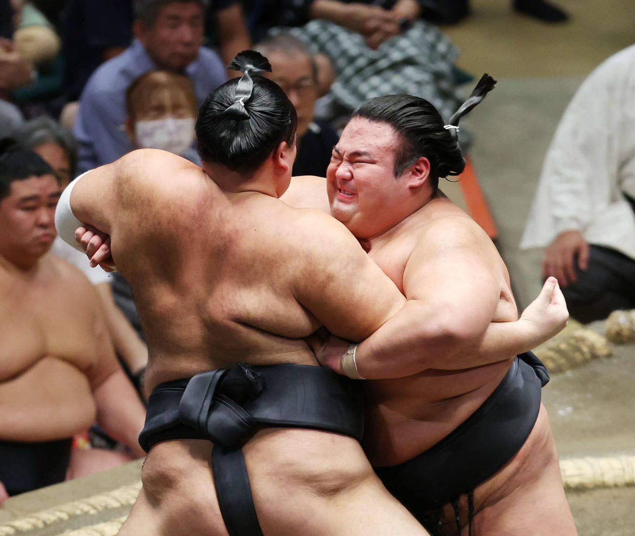 朝乃山（左）と激しく組み合う貴景勝（撮影・宮地輝）