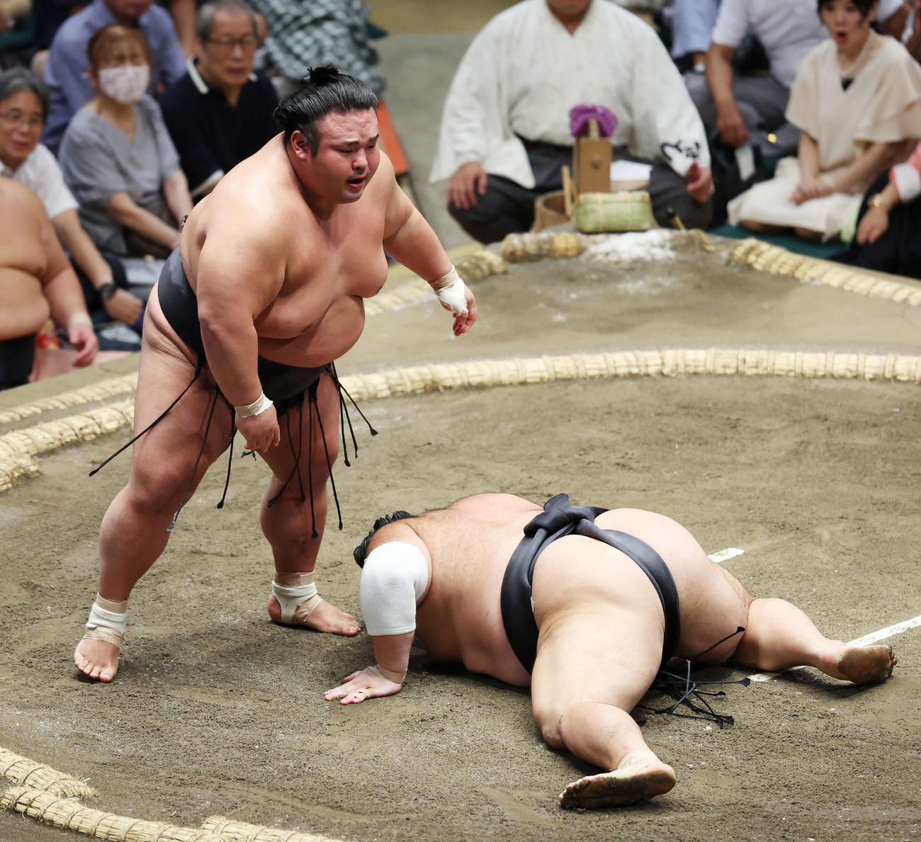 はたき込みで朝乃山（右）を破る貴景勝（撮影・宮地輝）