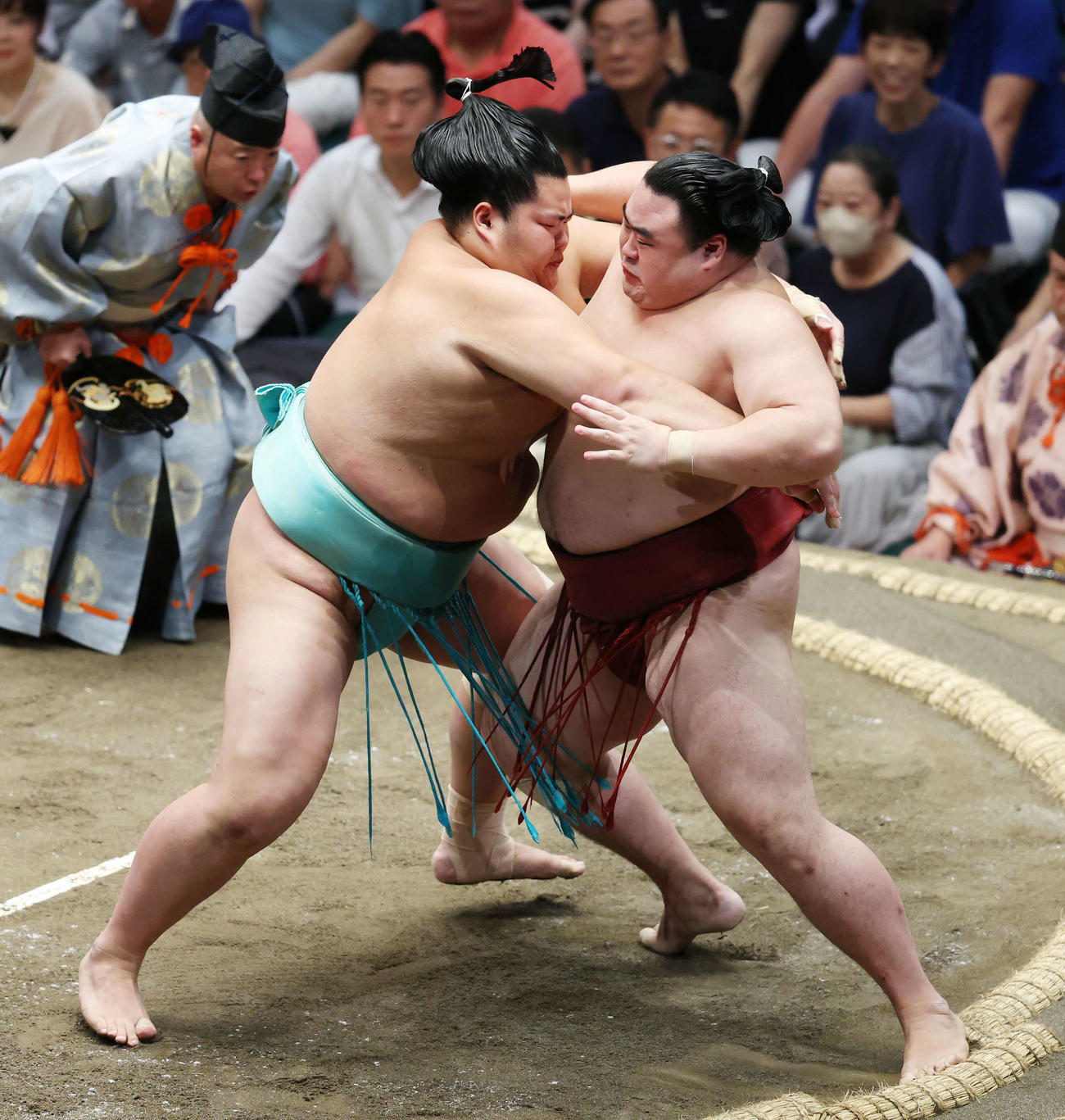 押し出しで隆の勝（右）を破る琴ノ若（撮影・宮地輝）
