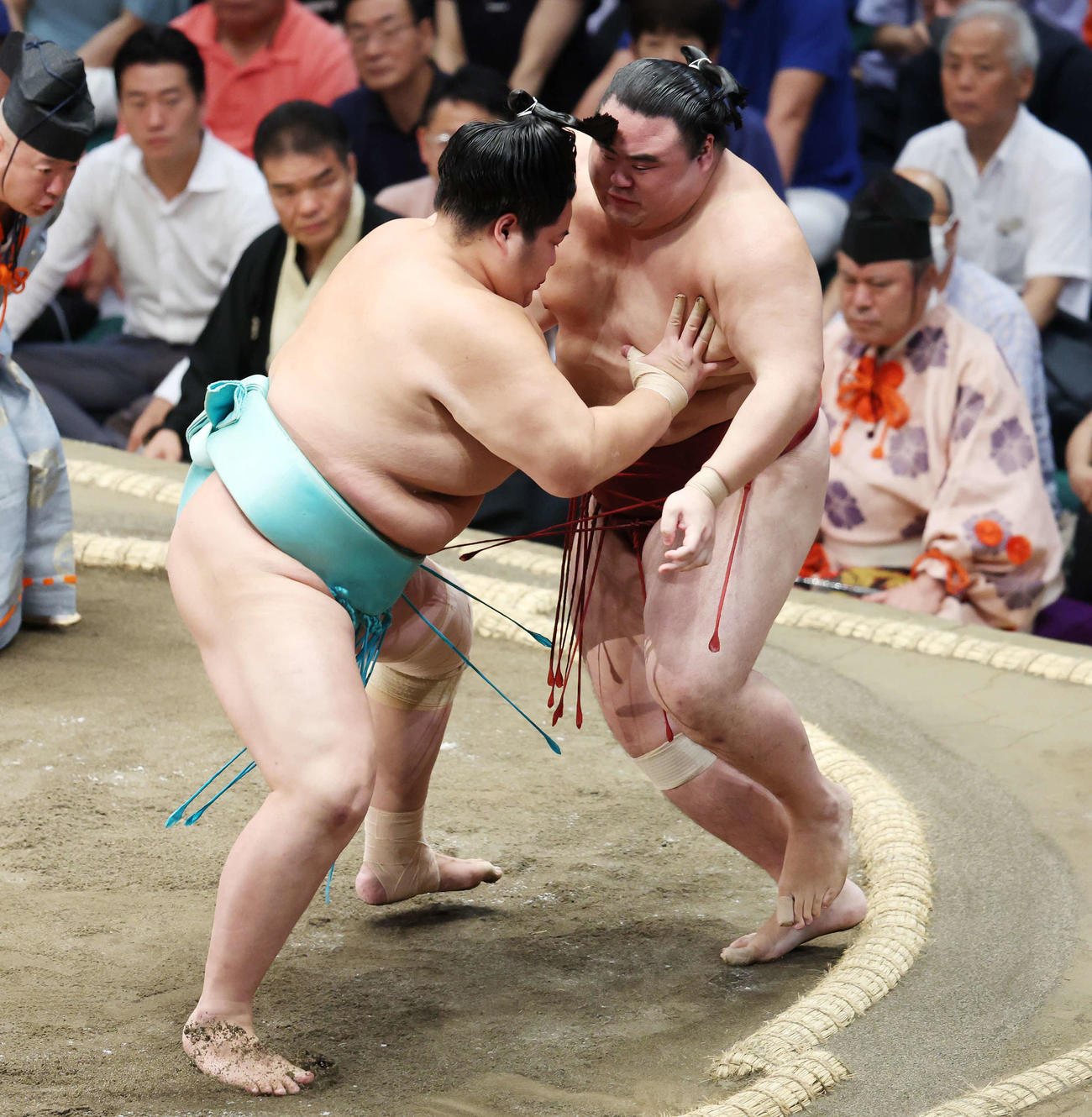 押し出しで隆の勝（右）を破る琴ノ若（撮影・宮地輝）