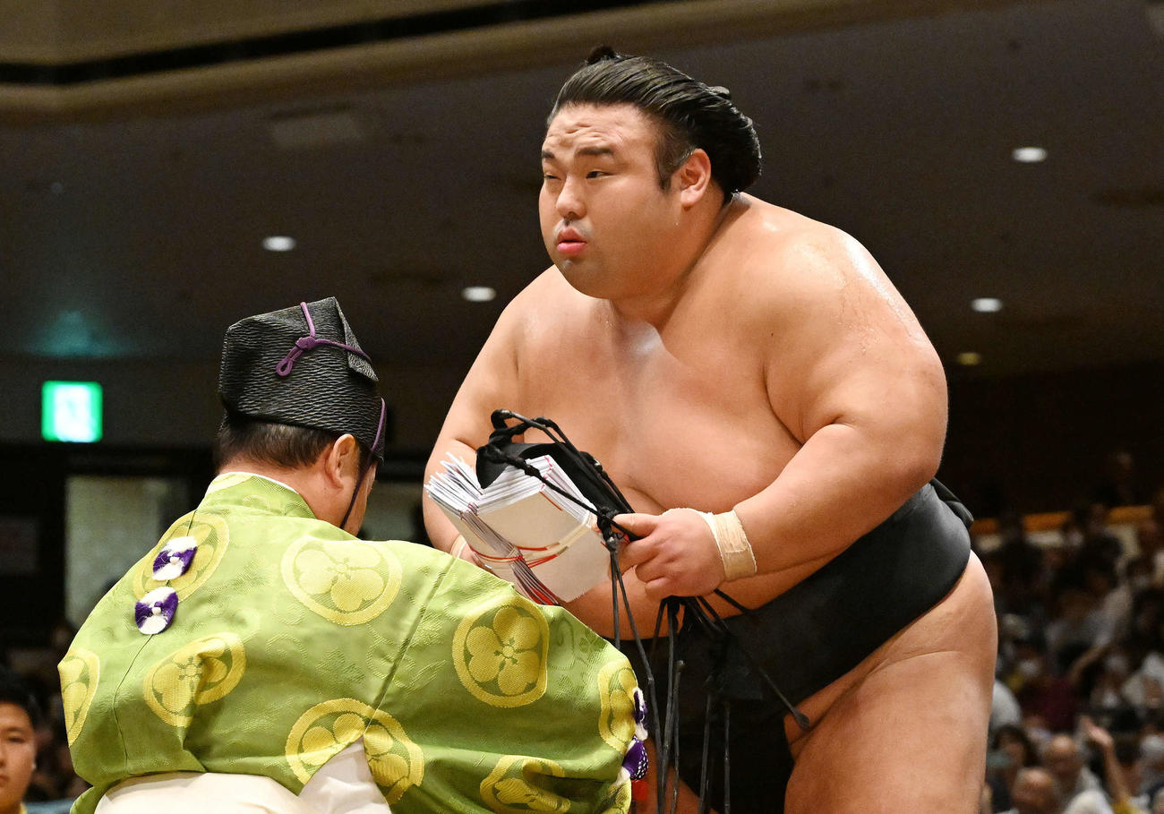 朝乃山を破り懸賞を手にする貴景勝（23年9月13日撮影）