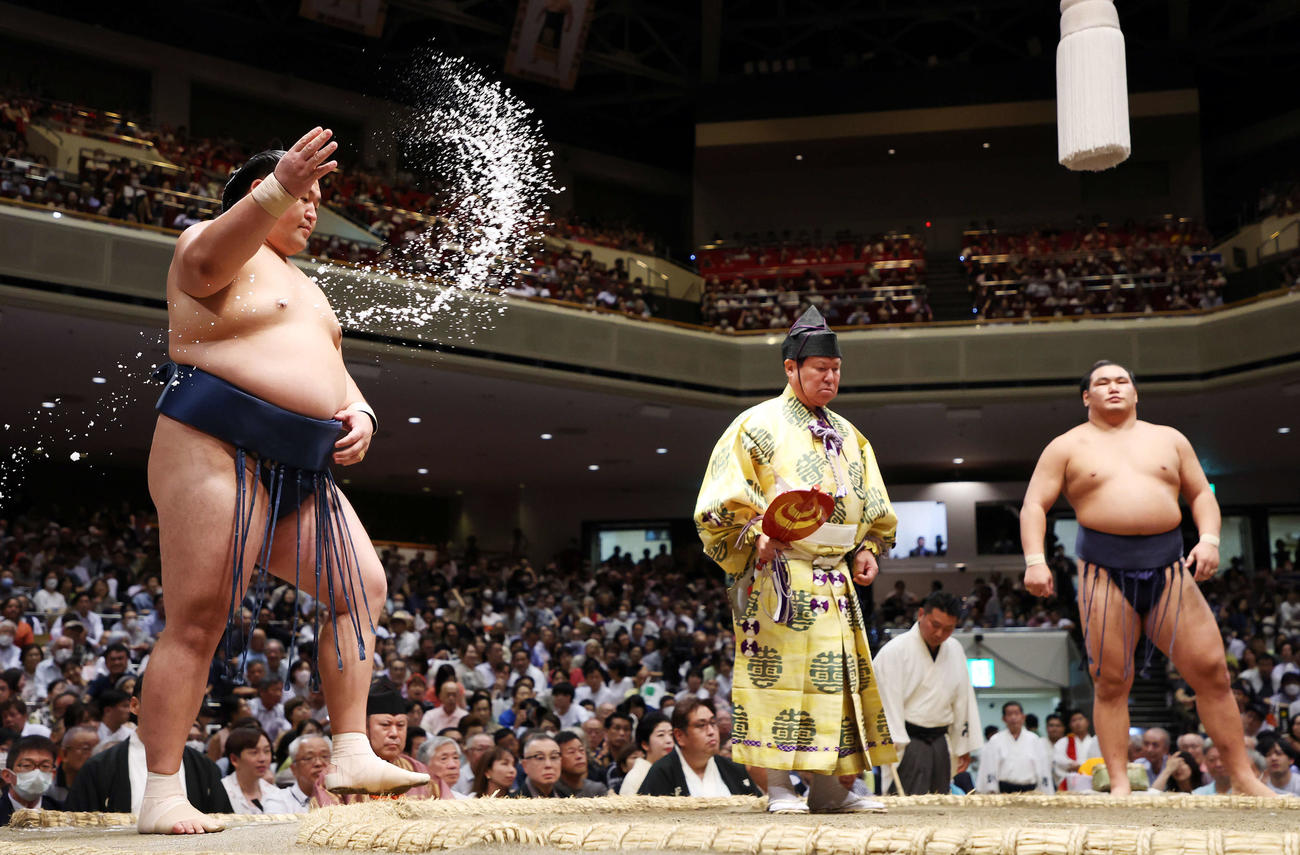豊昇龍（右）との一番で塩をまく玉鷲（撮影・宮地輝）
