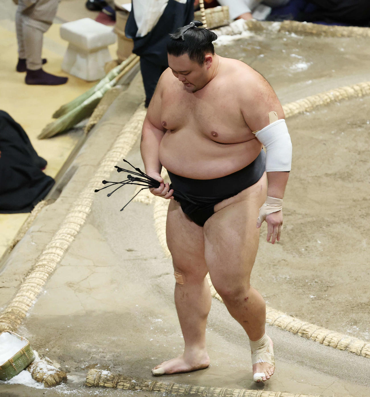 豊昇龍に敗れ、下を向く朝乃山（撮影・宮地輝）