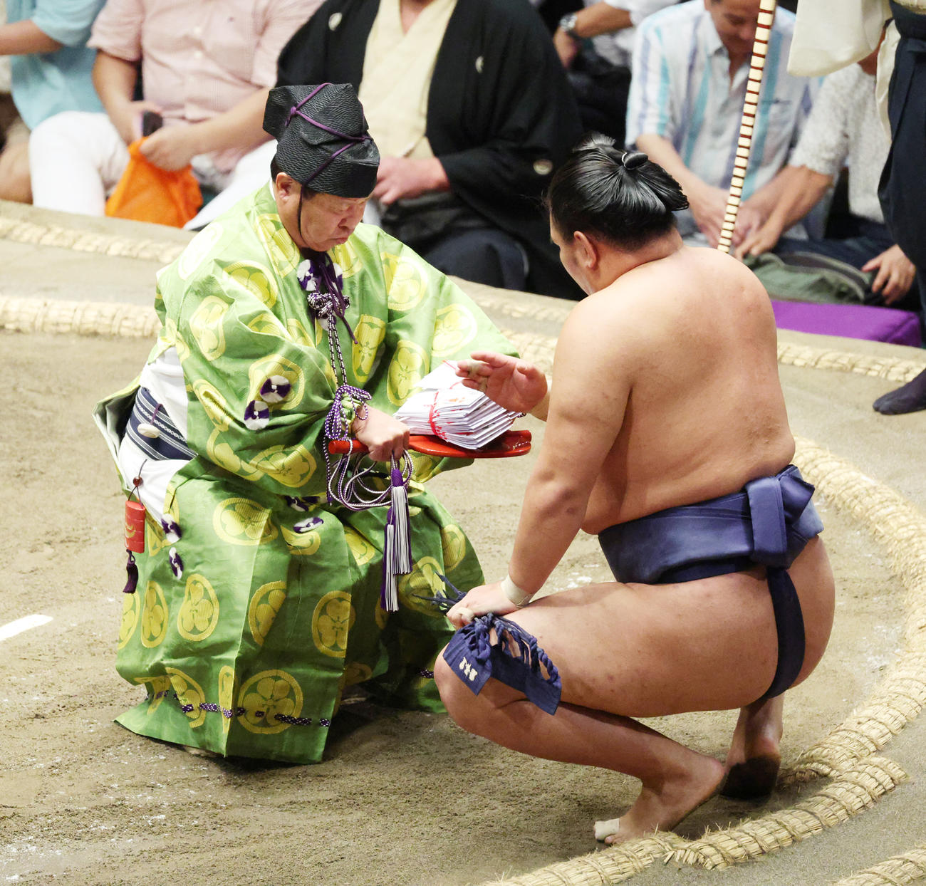懸賞金の束を受け取る豊昇龍（撮影・中島郁夫）
