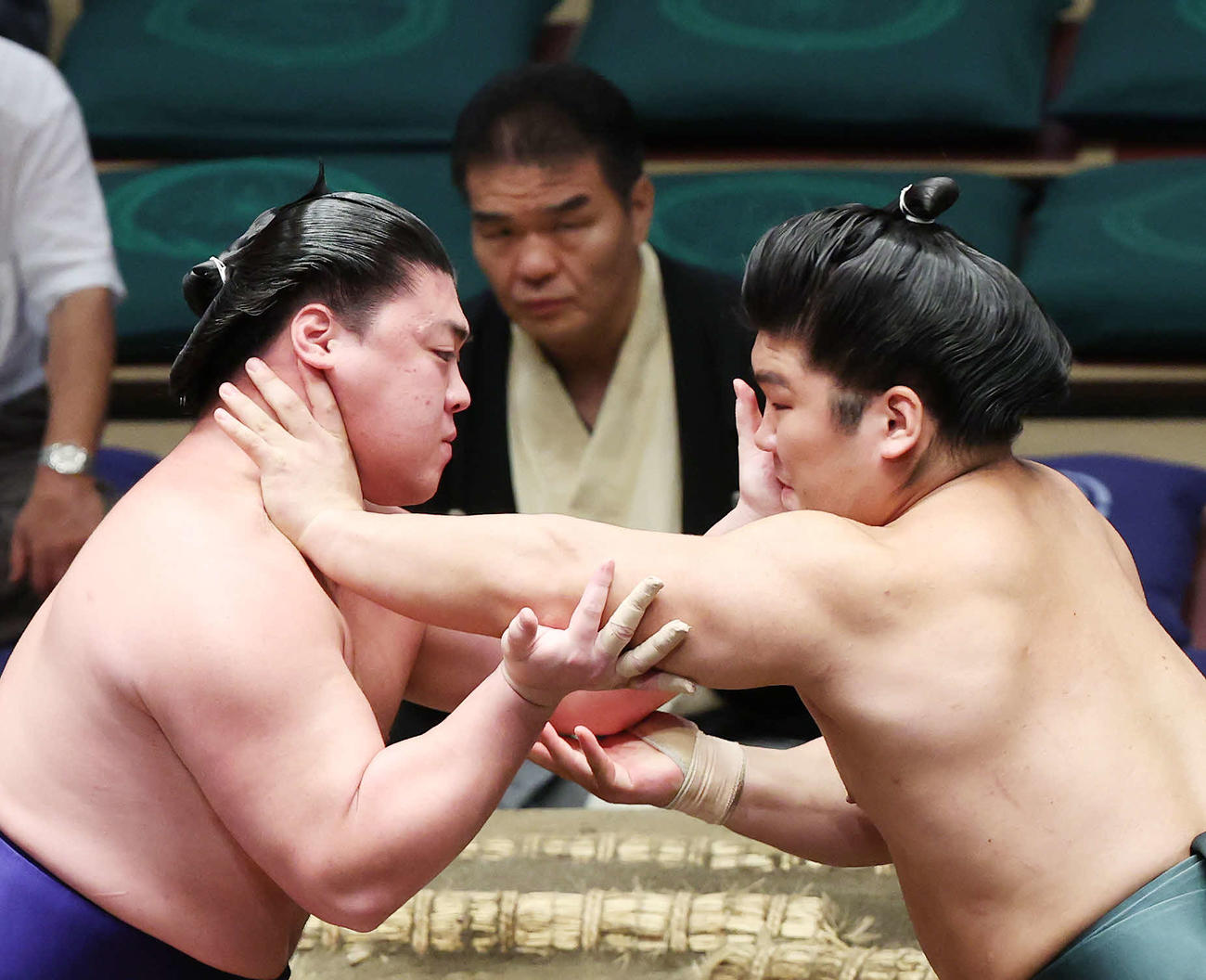 時疾風（左）を攻める朝紅龍（撮影・宮地輝）