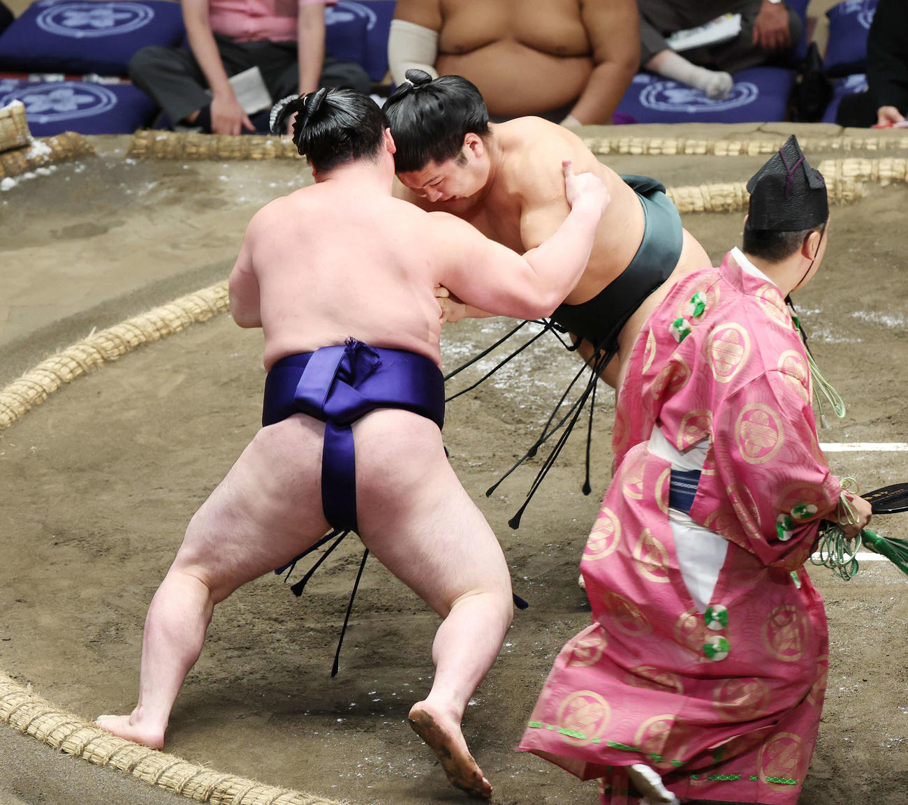 押し出しで時疾風（左）を破る朝紅龍（撮影・宮地輝）