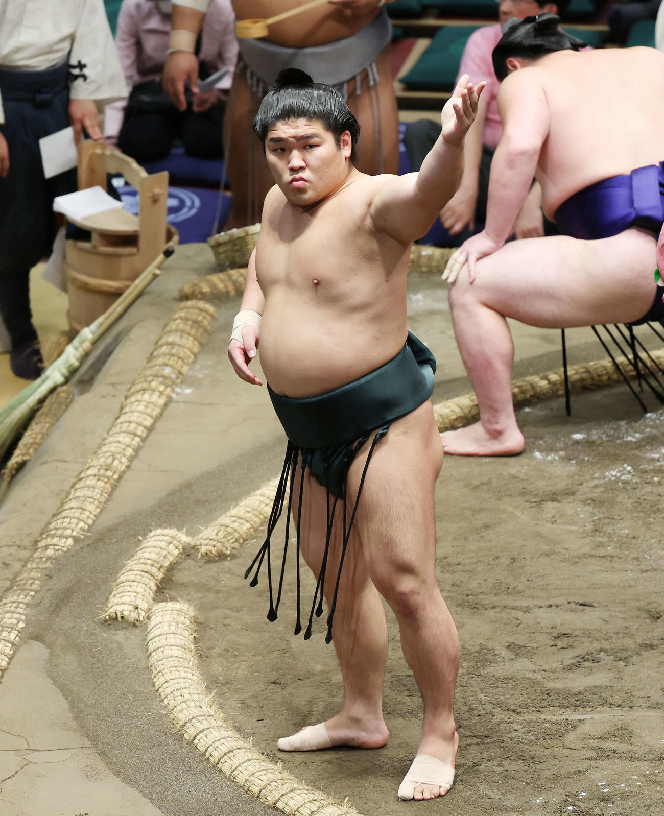 四股を踏む朝紅龍（撮影・宮地輝）