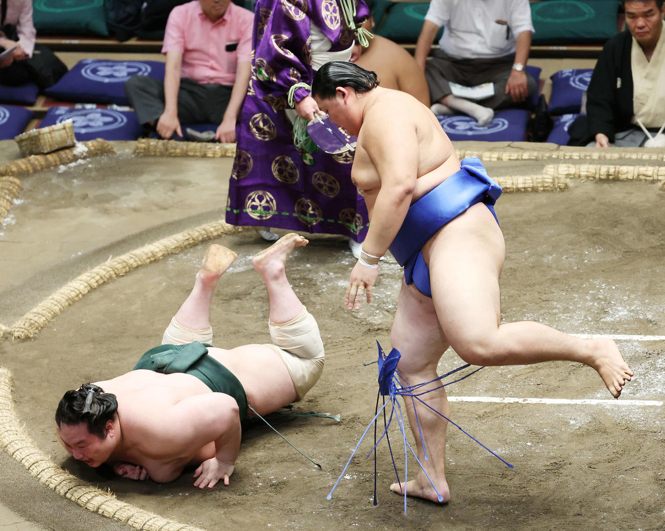 はたき込みで白鷹山（左）を破る大の里（撮影・宮地輝）