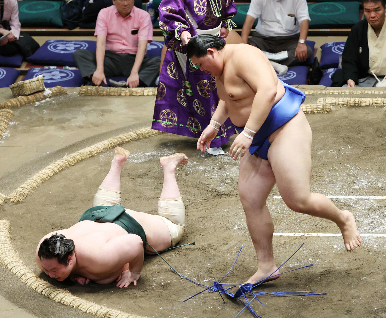 はたき込みで白鷹山（左）を破る大の里（撮影・宮地輝）