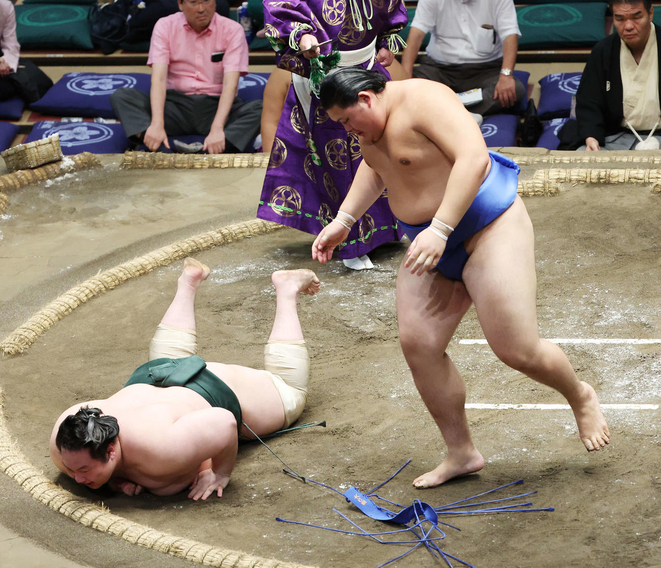 はたき込みで白鷹山（左）を破る大の里（撮影・宮地輝）
