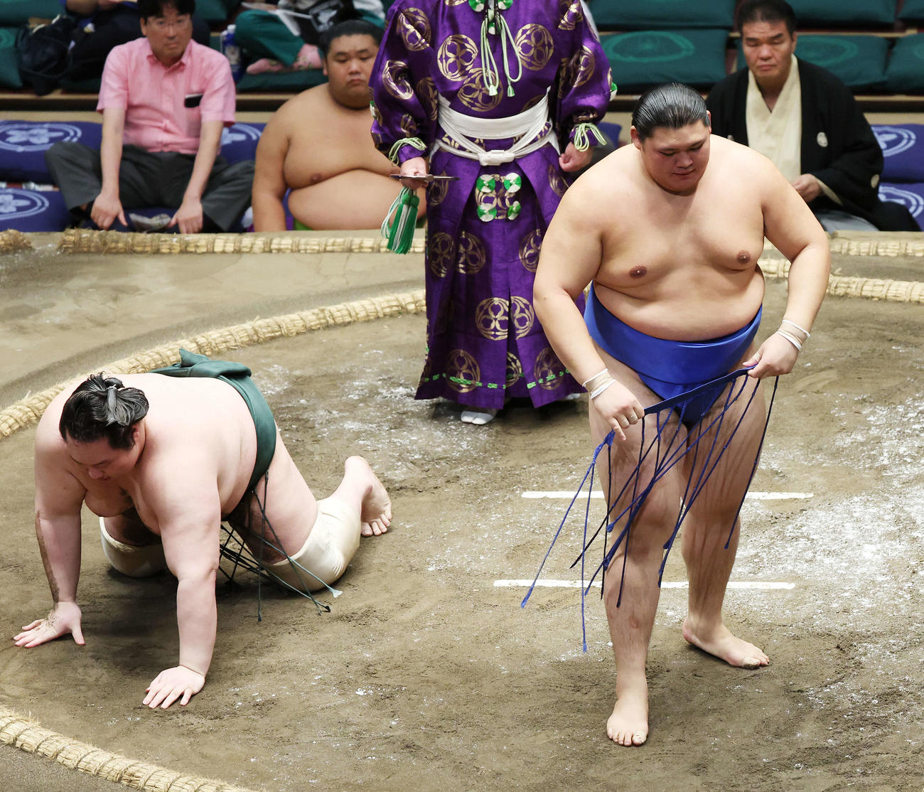 はたき込みで白鷹山（左）を破る大の里（撮影・宮地輝）