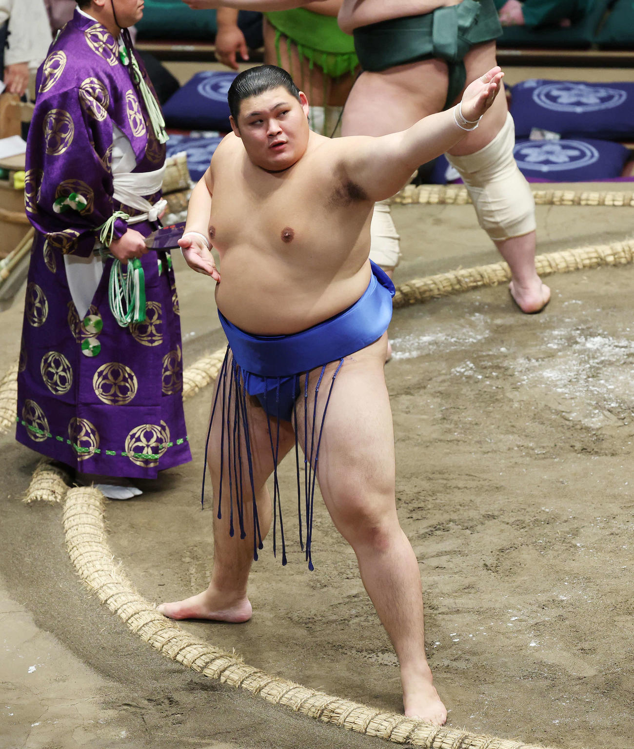 四股を踏む大の里（撮影・宮地輝）