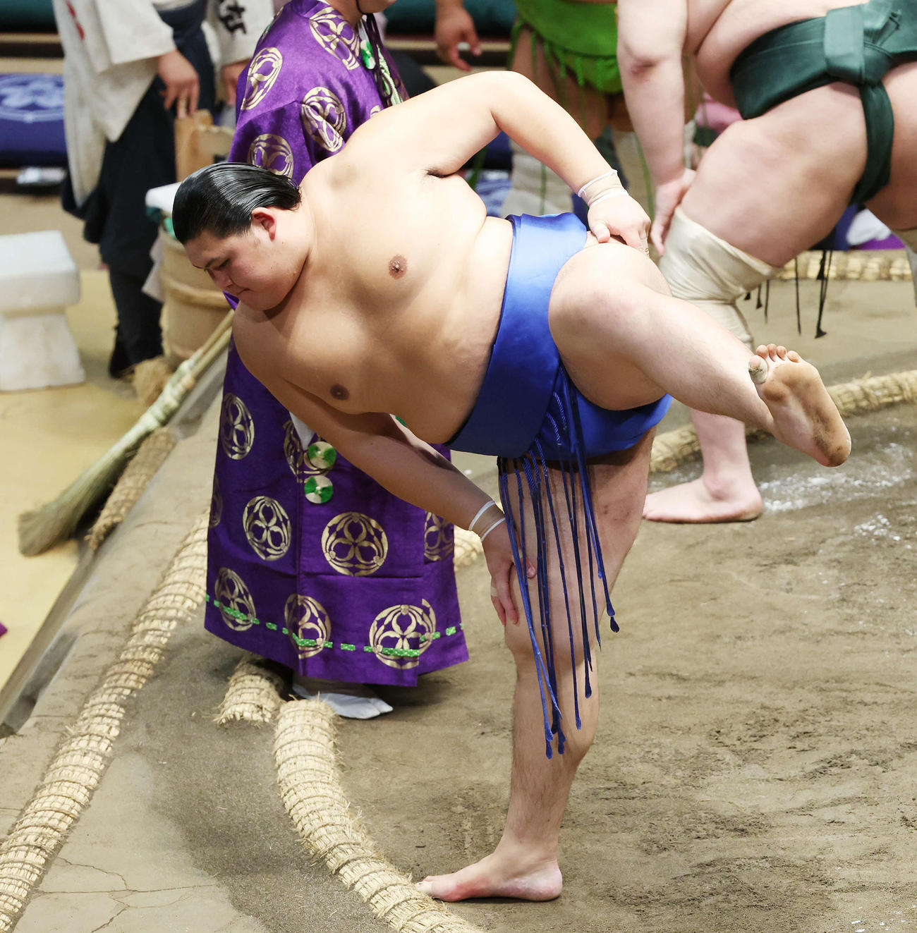 四股を踏む大の里（撮影・宮地輝）