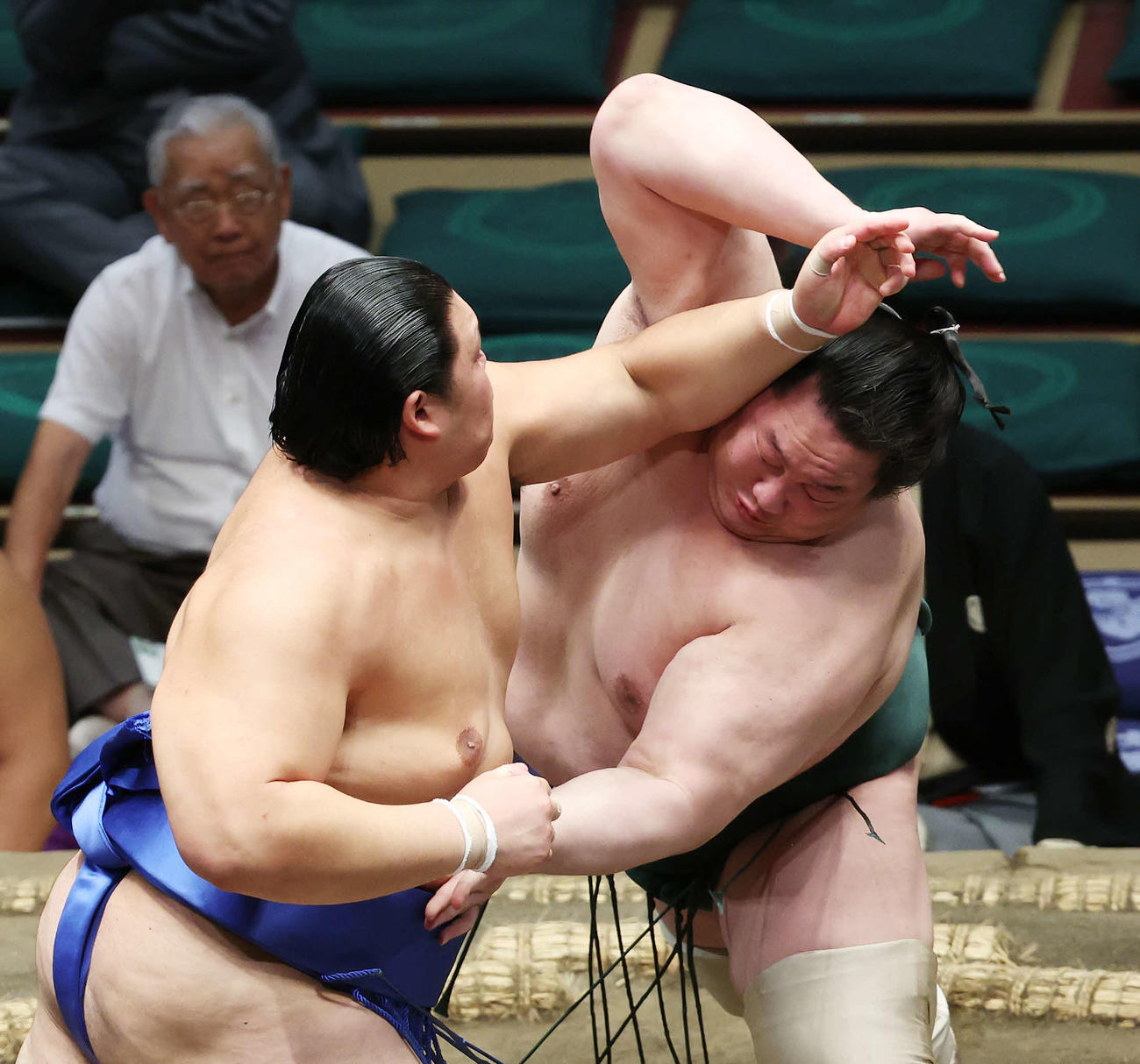白鷹山（右）を攻める大の里（撮影・宮地輝）